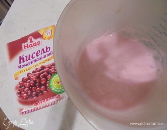 Белки взбить в пышную пену, постепенно добавить моментальный вишневый кисель, не переставая взбивать. Получится нежно-розовый воздушный крем. Вылить крем на поверхность пирога.