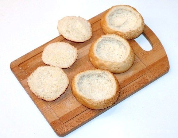 Подготовим булочки для запекания. У булочек срезать верх и удалить мякиш. 
