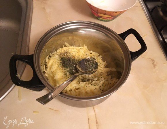 Картофель натереть на крупной терке, максимально отжать выделившийся сок.
Добавить натертый на крупной терке лук. Далее добавить соль, перец черный, укроп и муку. 
Тщательно все перемешать. Масса должна получиться достаточно сухой. 