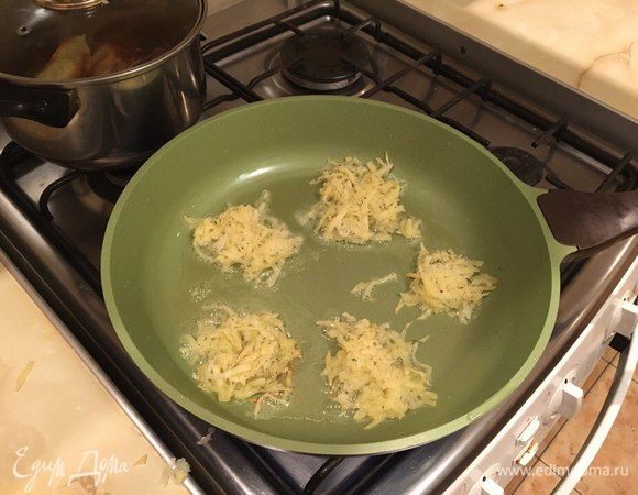 Разогреть растительное масло в сковородке с толстым дном на среднем огне. Выложить картофельную массу, формируя круглые драники. Жарить с обоих сторон до появления золотистой корочки.