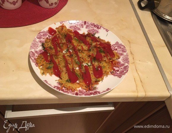 Подавать горячими, посыпав свежей зеленью, вместе со сметаной или сладким кетчупом.