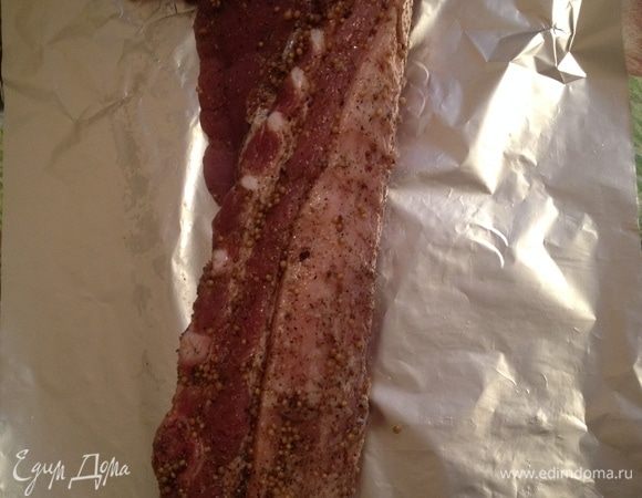 Мясо натрите солью с черным перцем, набором специй, горчицей и чесноком. 