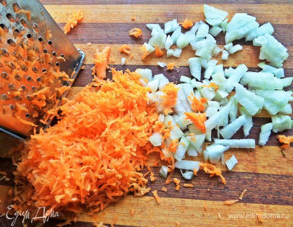 Морковь натереть, лук нашинковать мелко.