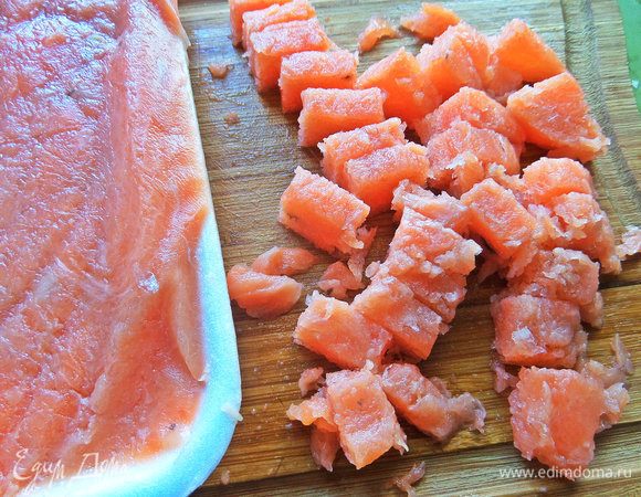 Когда хочется соленой рыбки, я ее размораживаю и засаливаю на несколько часов. Для супа делю примерно такими квадратиками.