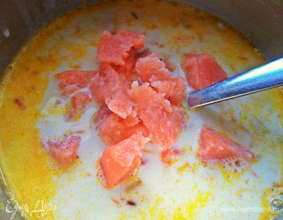 Отправить кусочки в горячий суп. Таким мелким кусочкам рыбы достаточно провариться 2-3 минуты, чтобы они остались нежными.