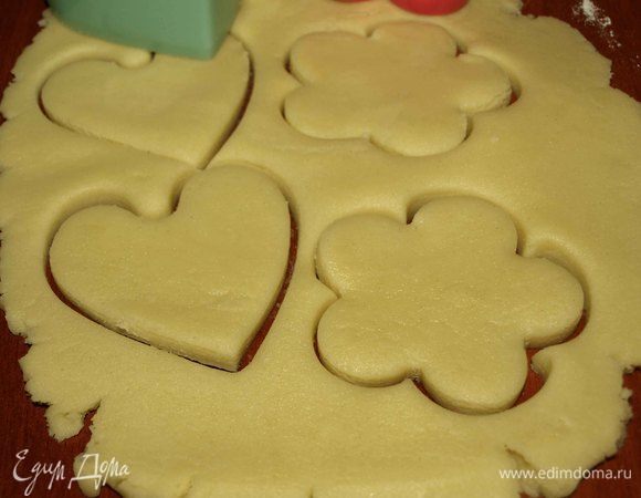 Раскатываем тесто не очень тонко и вырезаем печенье. Тесто очень хрупкое, и работать с ним надо осторожно.