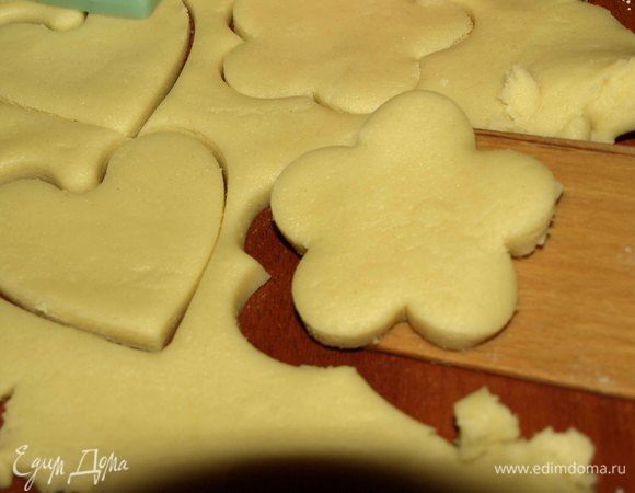 Лопаткой аккуратно переносим печенье на противень.