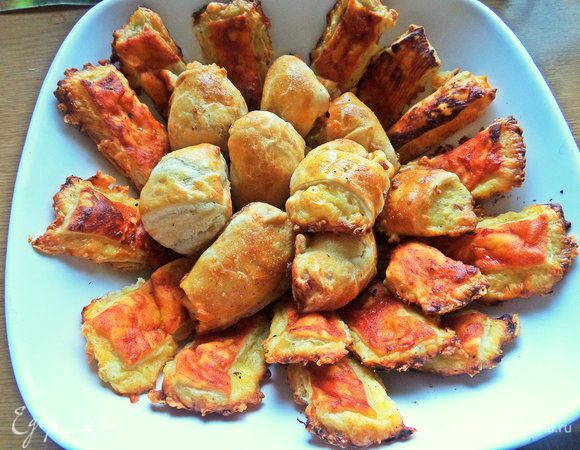 Бонусом к супу шли слоечки. Ничего особенного, из покупного слоеного теста. Пек муж.