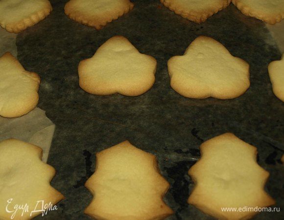 Выпекаем в заранее разогретой духовке до 180ºС 10-12 минут. За печеньем надо следить, чтоб не подгорело.