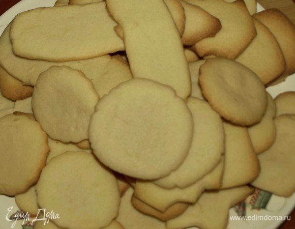 Аккуратно переносим печенье на тарелку.