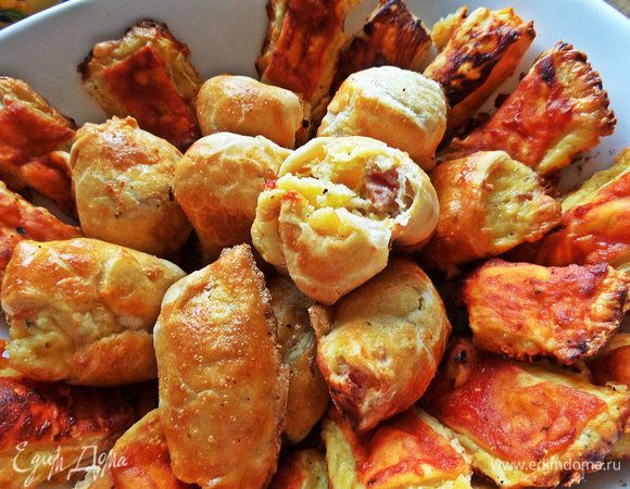 Рассказываю начинки, кому интересно. В центре с беконом — мужской вариант. По краю которые: внутри сыр тертый с сырым яйцом, а сверху томатный кетчуп. Полностью фантазия мужа, я не принимала участия!