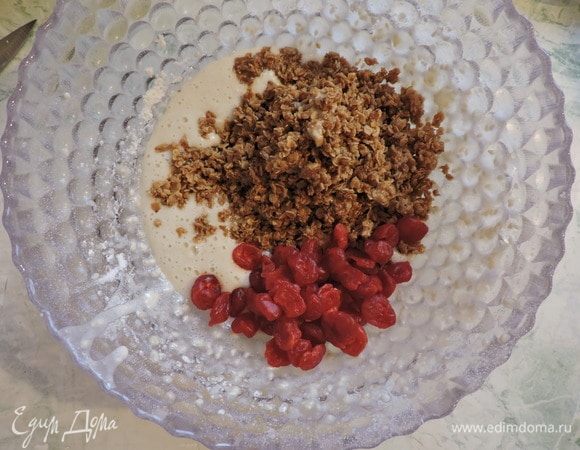 Добавить остывшие хлопья и вишню. 