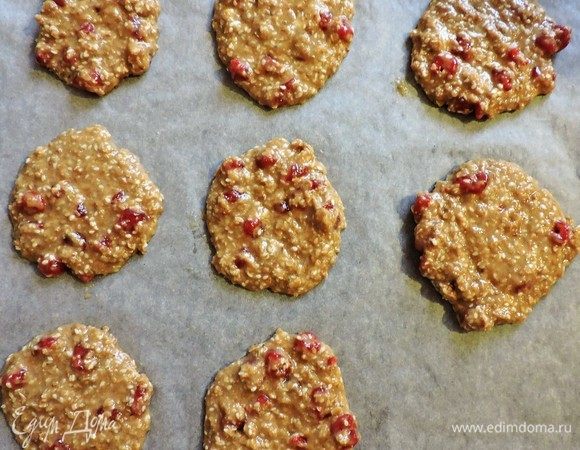 Полученную массу ложкой выложить на застеленный пергаментом противень. У меня получилось 8 штук.