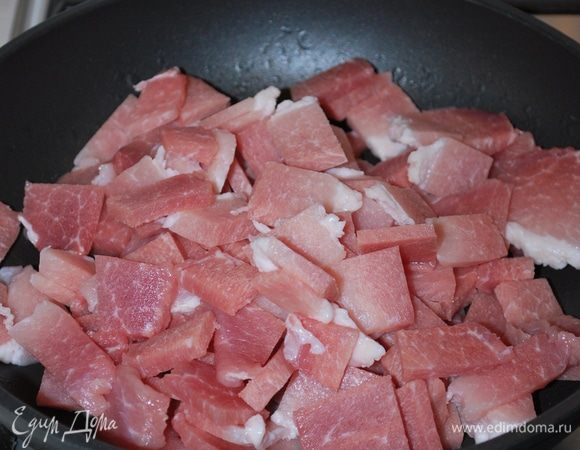 Первым делом приготовим мясо. Режем и подсушиваем мясо на сковороде, чтобы испарилась вся жидкость, мясо нам надо поджарить до золотистого цвета.