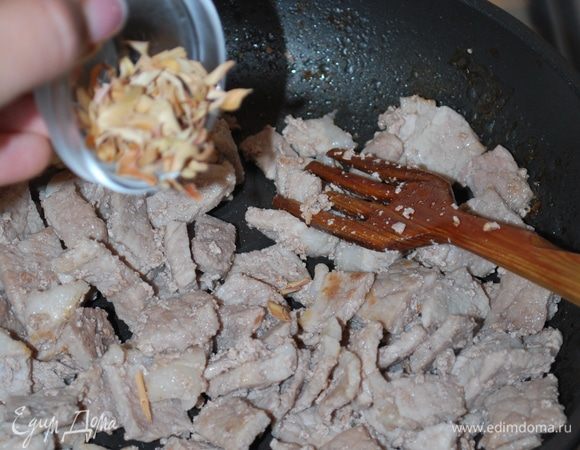 Мясо на сковороде подсушилось, кладем лемонграсс и обжариваем все вместе.