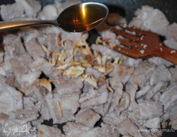 Добавляем кунжутное масло и обжариваем до золотистого цвета. Солим по вкусу.