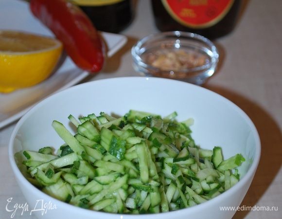 Мясо жарится, а мы тем временем порежем мелко огурцы для супа.