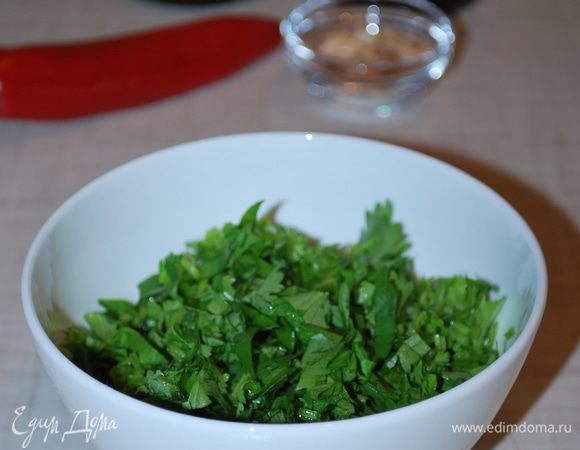 Порежем кинзу.