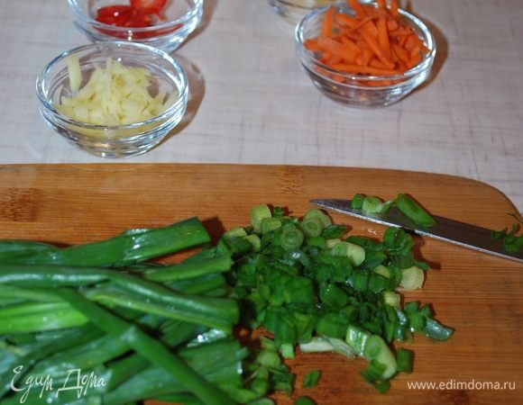 Порежем зеленый лук, морковь, имбирь, чеснок и острый перец.