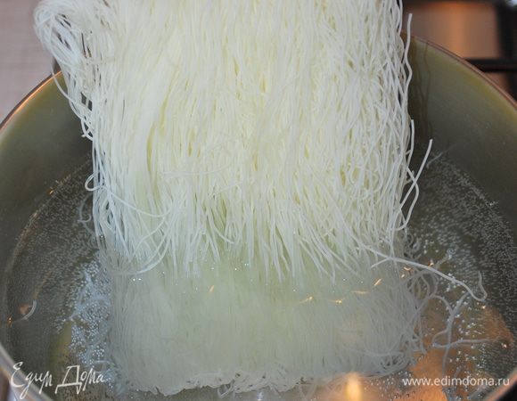 Приготовим рисовую лапшу.