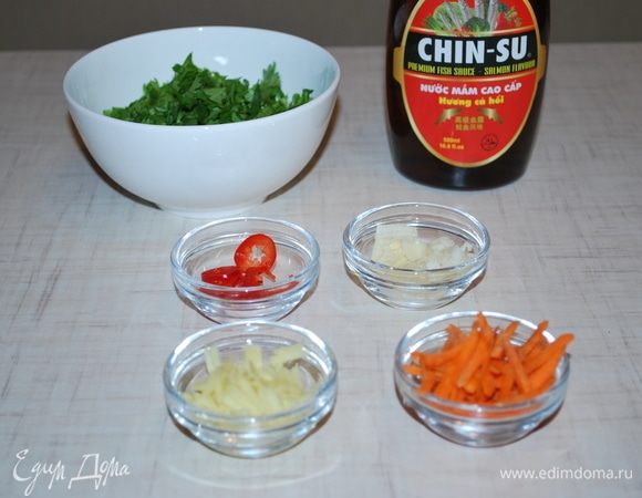 Имбирь, чеснок, морковь, зелень порезаны.