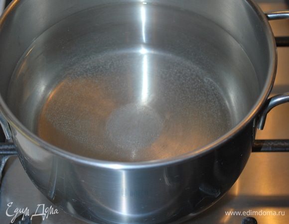 Начинаем готовить наш бульон для супа. 1,2 литра фильтрованной воды доводим до кипения.