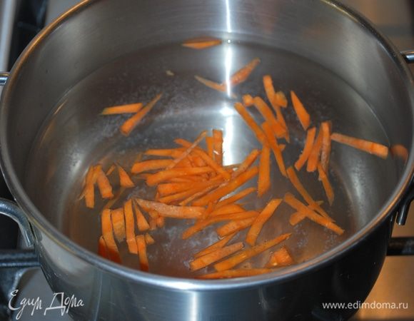 Кладем морковь.