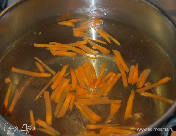 Кладем рыбный соус, на это количество воды я добавила 3 столовые ложки рыбного соуса, 3 столовые ложки уксуса и 3 столовые ложки сахара, чайную ложку соли. Рыбный соус соленый, в кухне Вьетнама его используют вместо соли. У бульона должен быть кисло-сладкий насыщенный вкус. Добавляем в бульон порезанные имбирь, чеснок, горький перец, столовую ложку лимонного сока. Любите поострее — горького перца можно больше положить, я добавила несколько колечек перца. Отрегулируйте бульон по своему вкусу.