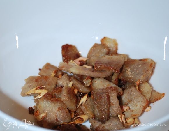 Количества продуктов хватит на 4 порции. Раскладываем по тарелкам мясо.