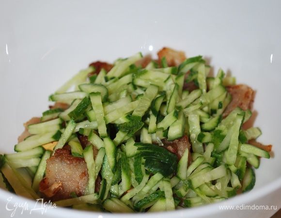 К мясу добавляем огурцы.