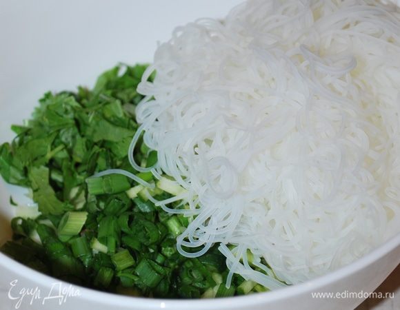 Добавляем лапшу. Лапшу не всю выкладываем по тарелкам, оставляем ее на общей тарелке, чтобы можно было ее добавлять во время еды.