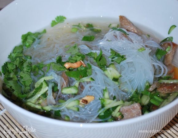 И разливаем бульон по тарелкам.