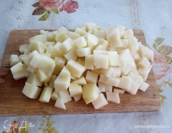 Подготавливаем продукты. В кастрюлю наливаем чистую воду. Закладываем в кастрюлю 4 шт. окорочков индюшки. Ставим кастрюлю на огонь. Солим. Варим до готовности 2 часа. Затем мясо вынимаем. Бульон процеживаем и возвращаем на огонь.
Кубиком нарезаем картофель.