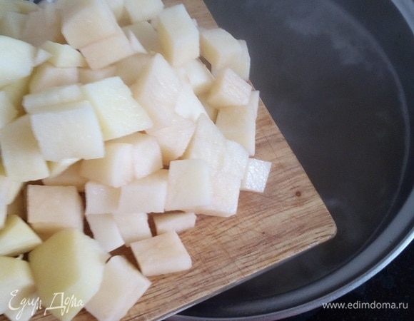 Добавляем картофель в кипящий бульон.