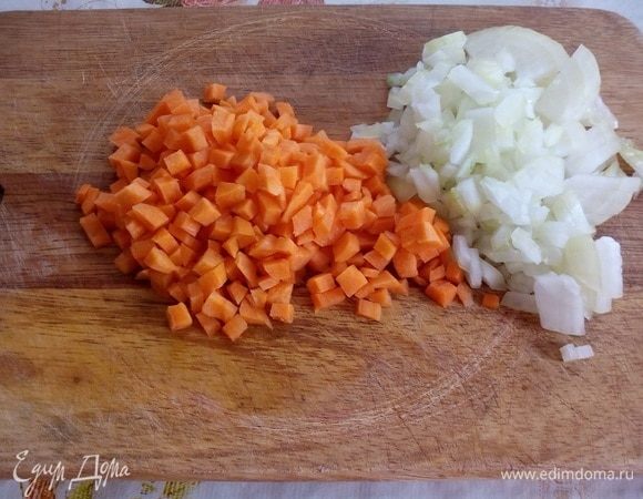 Нарезаем лук и морковь.