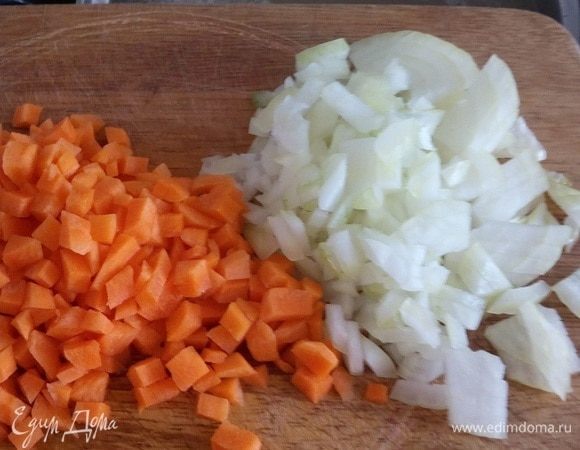 Добавляем лук и морковь в кастрюлю. Варим овощи 15 минут.