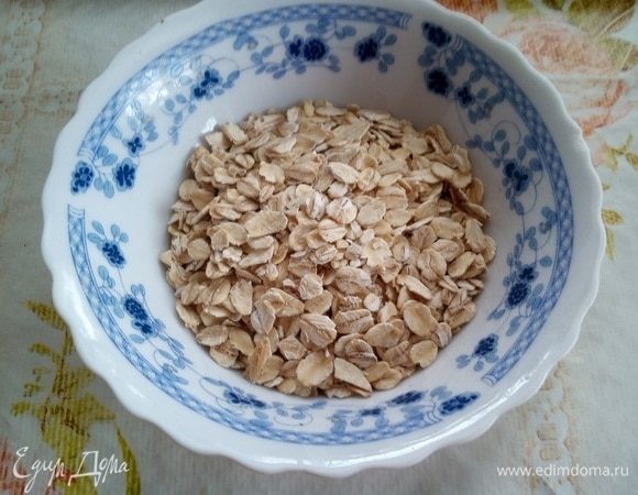 Отмеряем необходимое количество овсяных хлопьев.