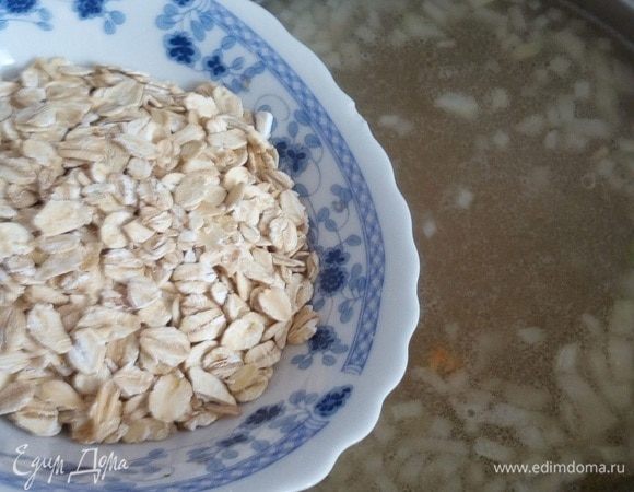 Добавляем их в кастрюлю к овощам. Варим 3-5 минут.