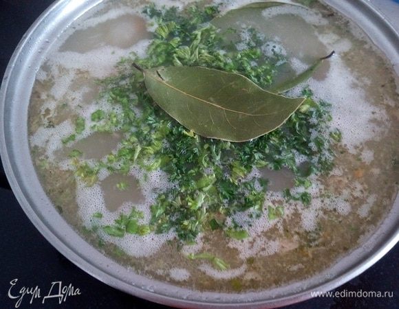 Добавляем нарезанную зелень и лавровый лист.