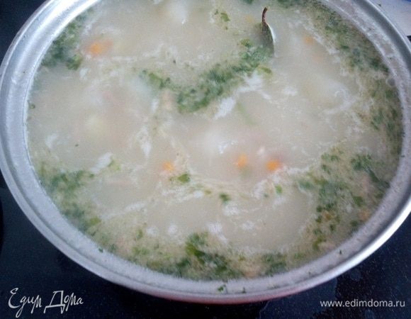 Доводим суп до кипения и убираем кастрюлю с огня.