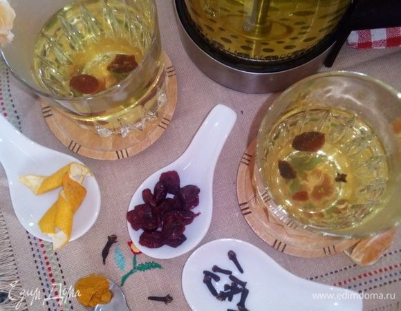 Наш полезный согревающий чай готов! Разлить по бокалам, украсить долькой мандарина, добавить мед или тростниковый сахар по вкусу и наслаждайтесь чаем!
Приятного чаепития! 