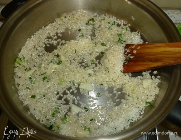 Всыпать рис, перемешать.