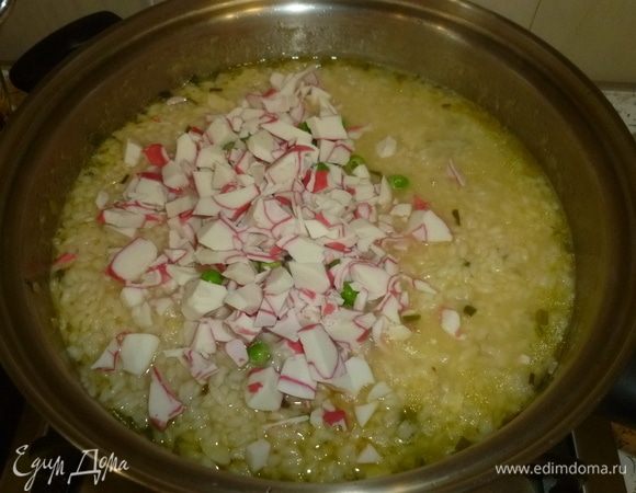 За пару минут до готовности всыпать горошек и нарезанное крабовое мясо Vici.