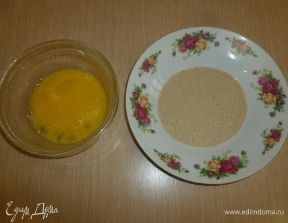 В миске взбить яйца. В другую миску насыпать сухари.