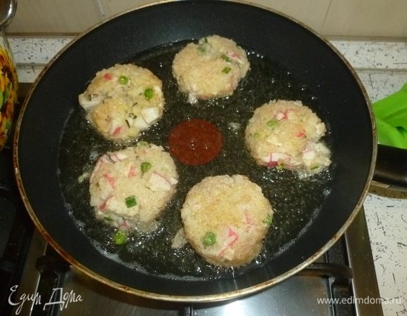 Из риса слепить шарики, обмакнуть в яйцо, обвалять в сухарях и обжарить на сковороде с двух сторон.