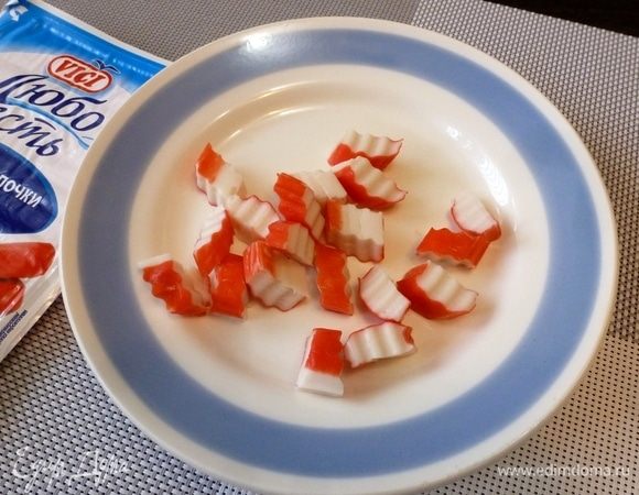 Нарежем крабовые палочки Vici небольшими кусочками.