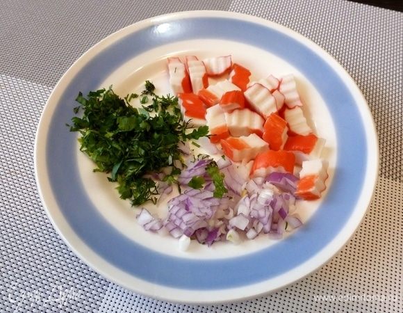 Зелень и красный сладкий лук мелко нарубим. Лук обязательно возьмите сладкий! Если лук горький, замаринуйте его с лимонный соком и щепоткой сахара. Или залейте лук горячей водой на минуту. Не передержите лук в кипятке, иначе он станет мягким, а нужен хрустящий лучок.