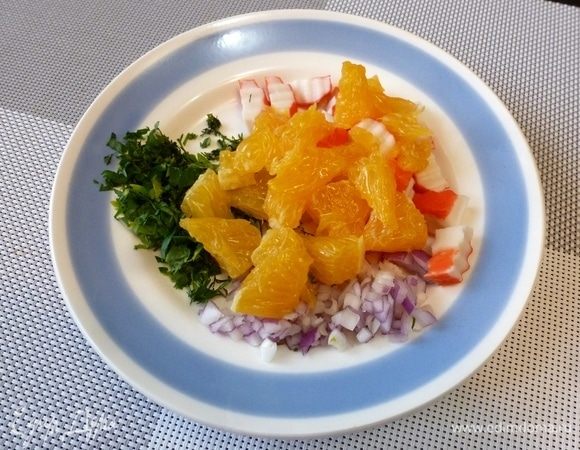 Апельсин разберем на дольки, освободим от пленки и вырежем острым ножом мякоть. Нарежем апельсиновое филе кусочками.