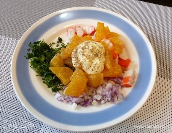 Заправим салат майонезом (желательно домашним). Обязательно приправьте салат свежемолотым перцем. Я такой салат не солю.