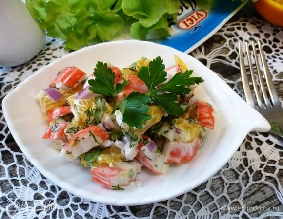 Аккуратно перемешаем и сразу же подаем к столу. Очень приятный и легкий салат. Приятного аппетита! 